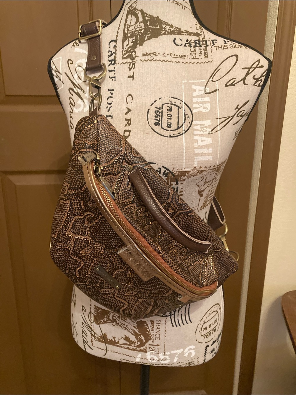 HARLEY RHODES BUM BAG CROSSBODY Leather Sling Bag NWOT
